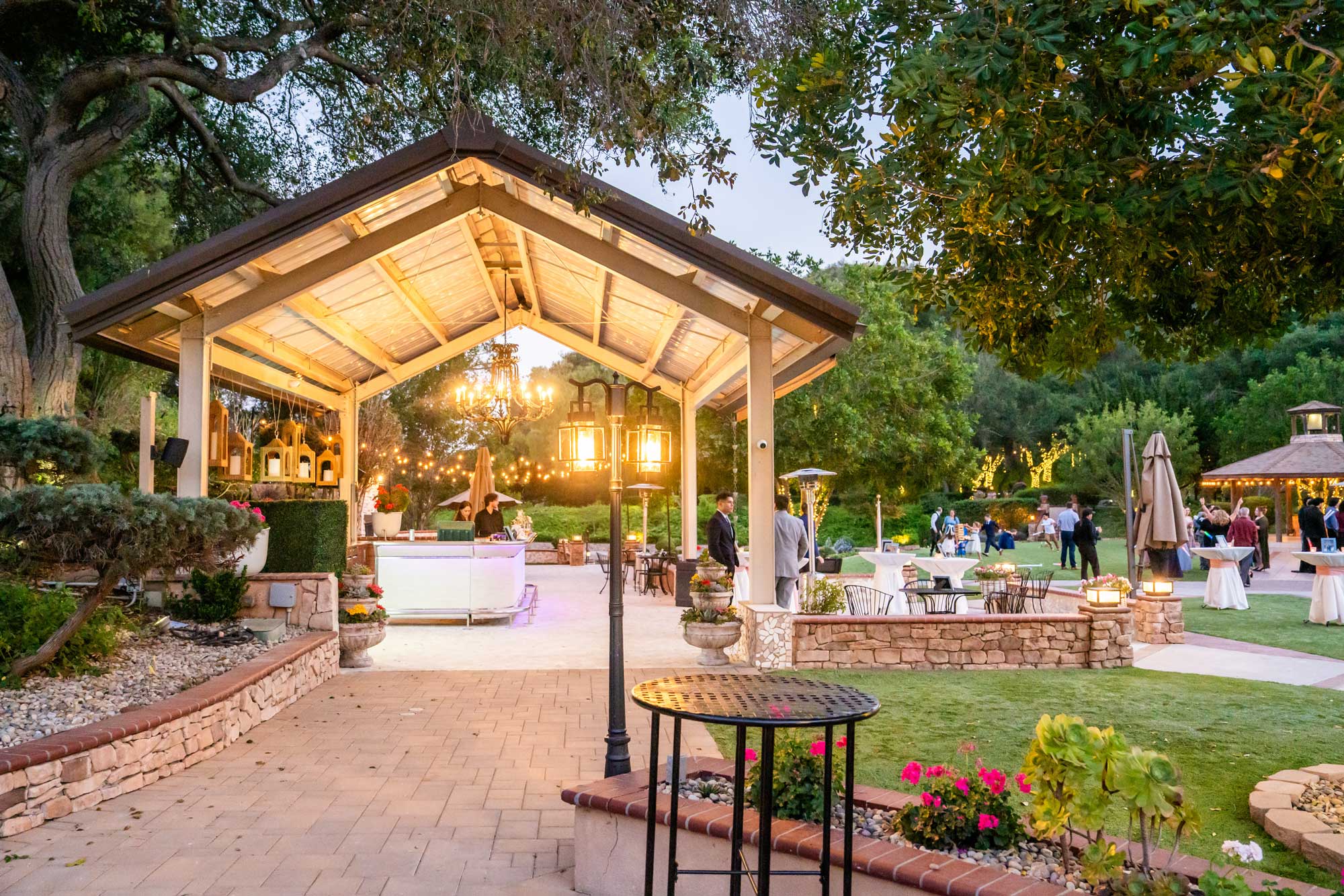los-willows-bar-lit-up-at-dusk